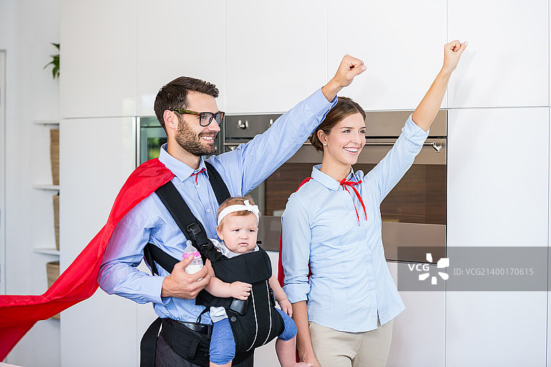 穿着超级英雄服装的幸福情侣图片素材