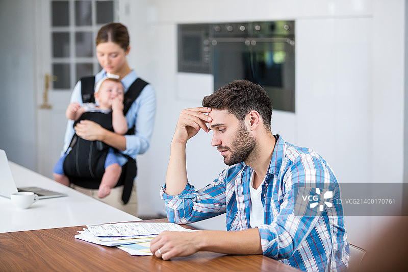 正在查看文件的紧张男人图片素材