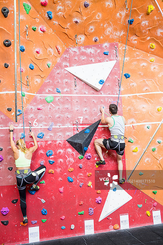 健美夫妇在室内攀岩图片素材
