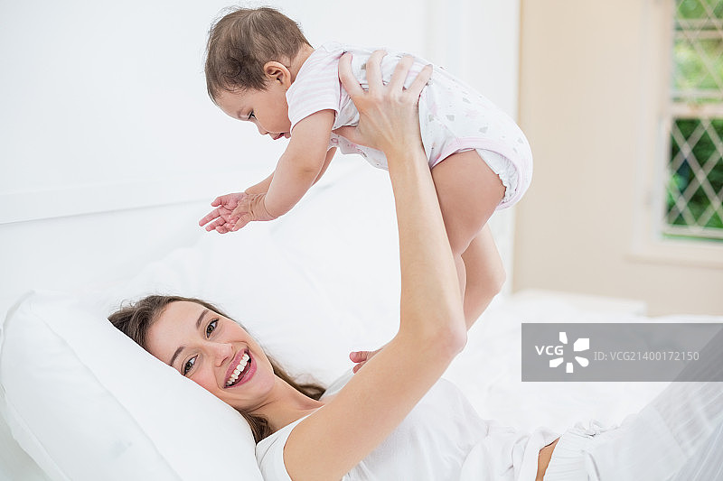 快乐的母亲和宝宝玩耍图片素材