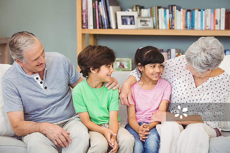 孙辈与祖父母图片素材