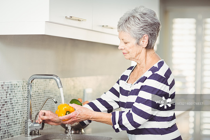 侧视图的年长妇女黄色图片素材