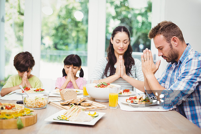 一家人坐着祈祷图片素材