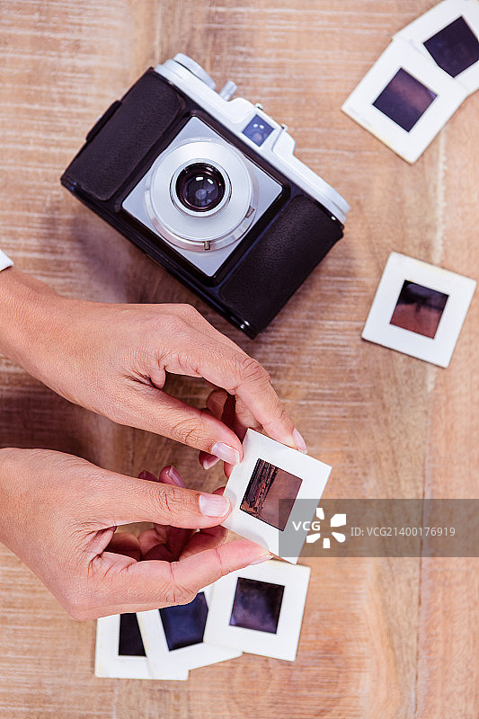 手拿幻灯片图片素材