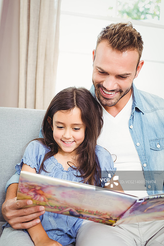 笑容满面的父亲和女儿图片素材