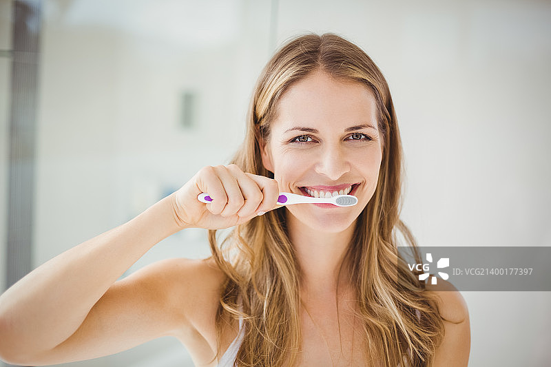 美丽的年轻女子肖像图片素材