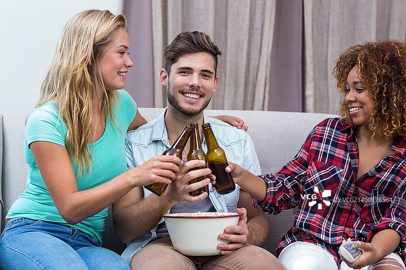 快乐的朋友们举杯庆祝图片素材