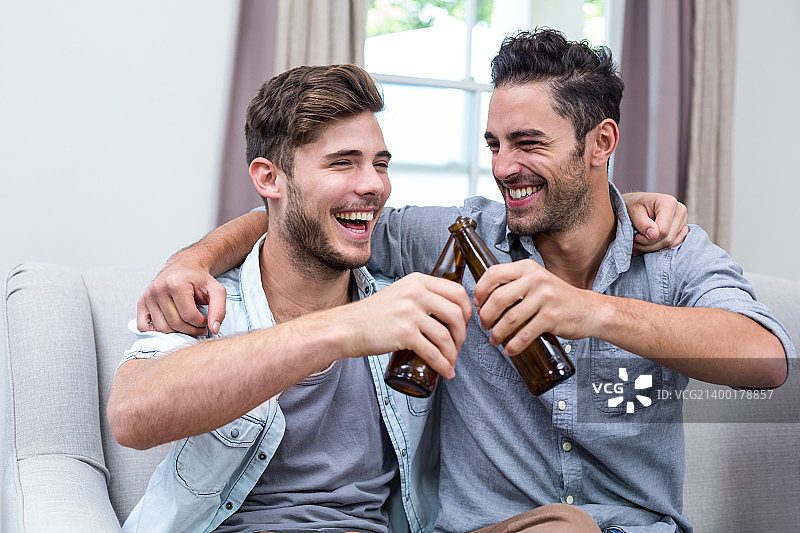 快乐的年轻男性朋友敬酒图片素材