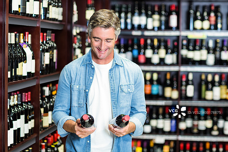 微笑的男人拿着瓶子图片素材