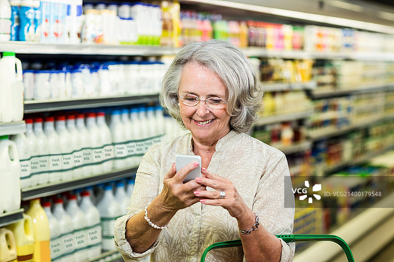 使用智能手机的年长妇女图片素材