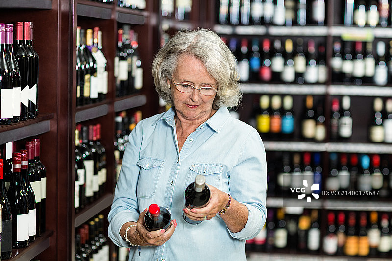 微笑的老年妇女正在选择无线网络图片素材