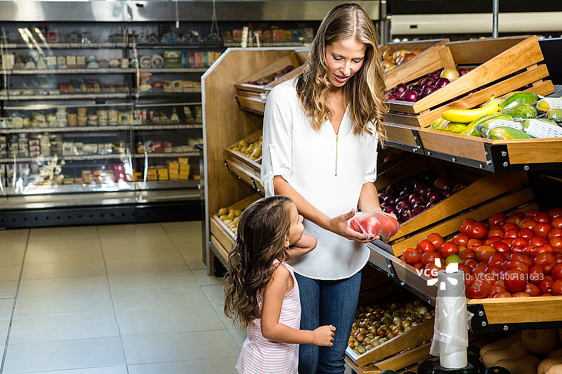 母女一起购物图片素材