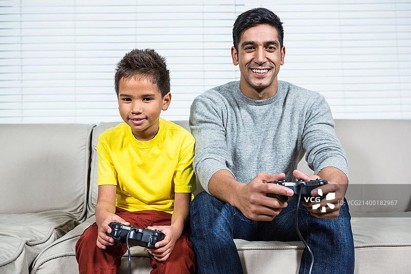 父子玩电子游戏图片素材