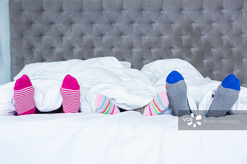 一家人穿着袜子伸出脚图片素材