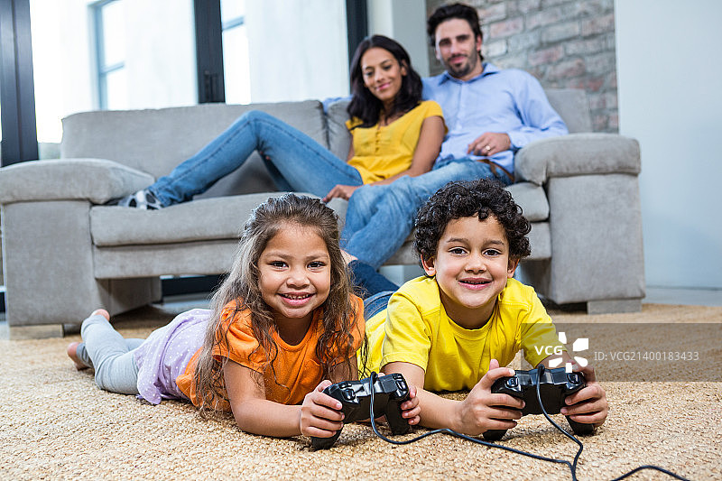 孩子们在公园里打排球卡通图片素材