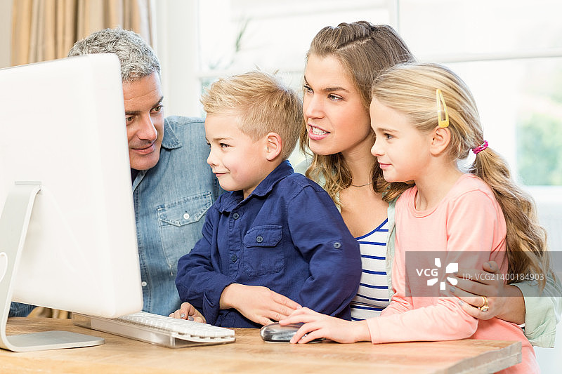 幸福家庭使用电脑图片素材