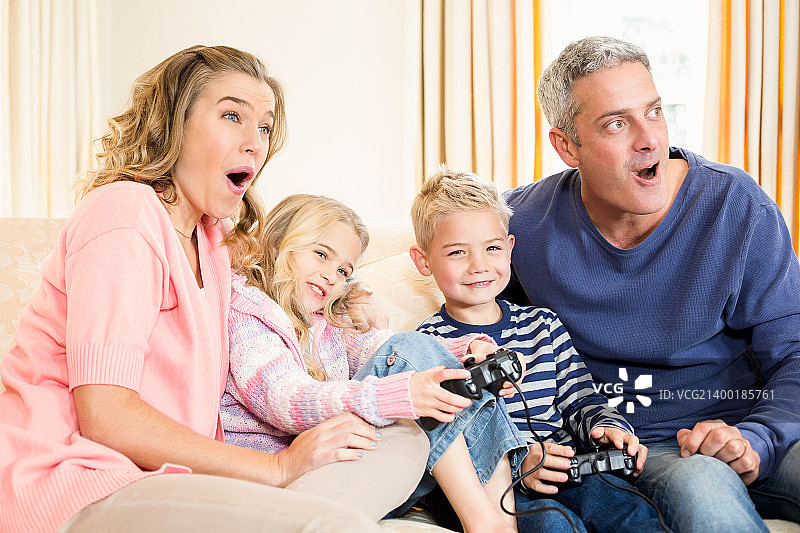 幸福家庭看电影图片素材