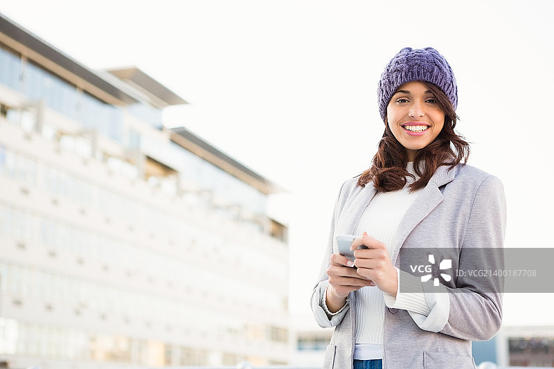 使用手机的微笑女人图片素材