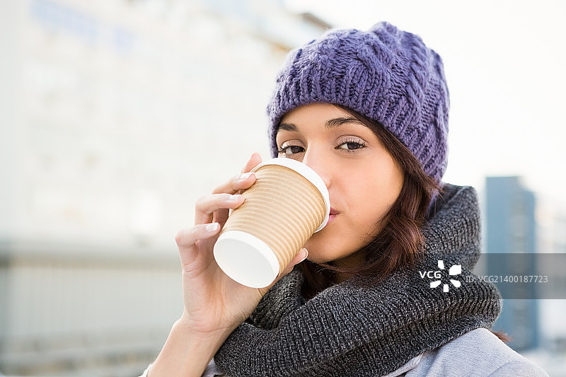 手持外卖咖啡的微笑女人图片素材