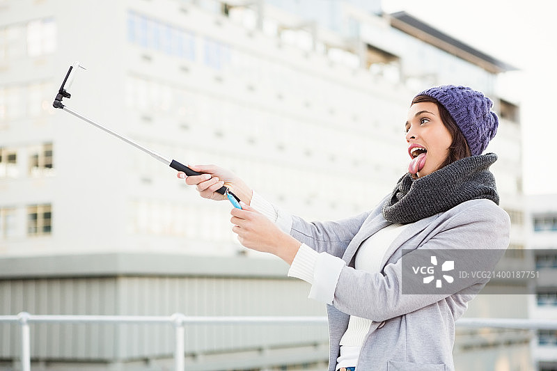 使用自拍杆的快乐女人图片素材