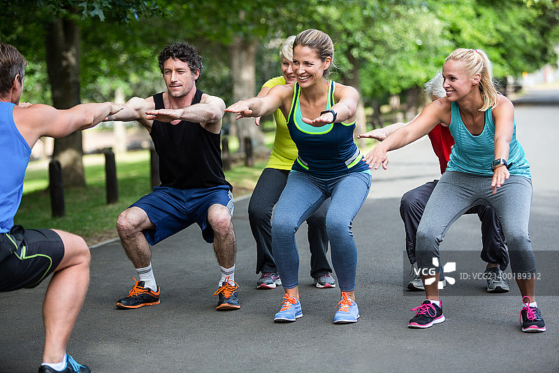 健身课程做深蹲序列图片素材