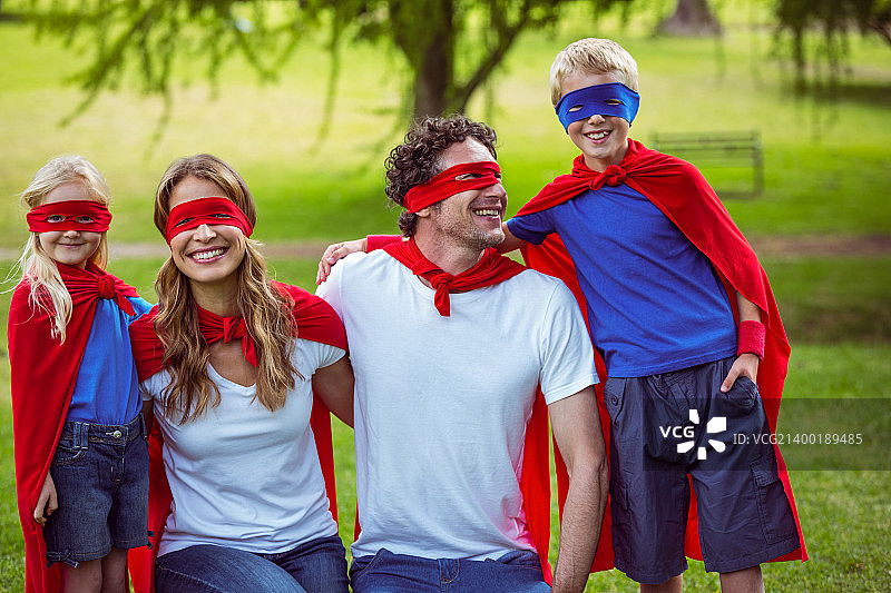 快乐的一家人在一起玩耍图片素材