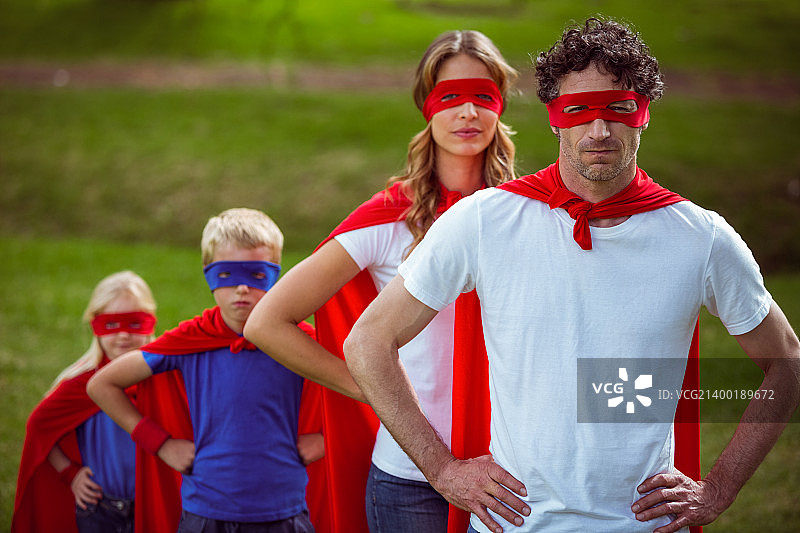 快乐的一家人在一起玩耍图片素材