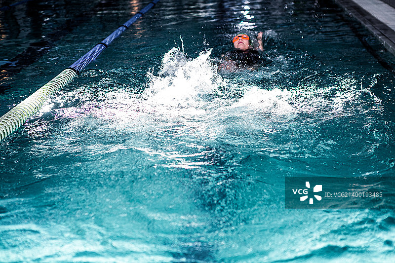 身材健美的女人在游泳图片素材