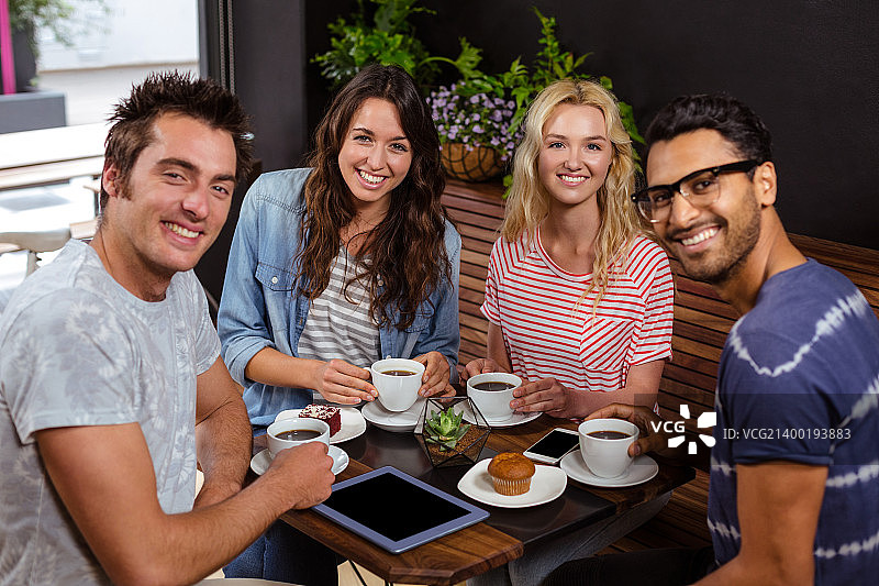 微笑的朋友们享受咖啡图片素材