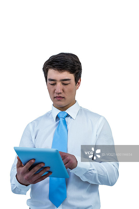 表情严肃的商务男士正在使用他的平板电脑图片素材