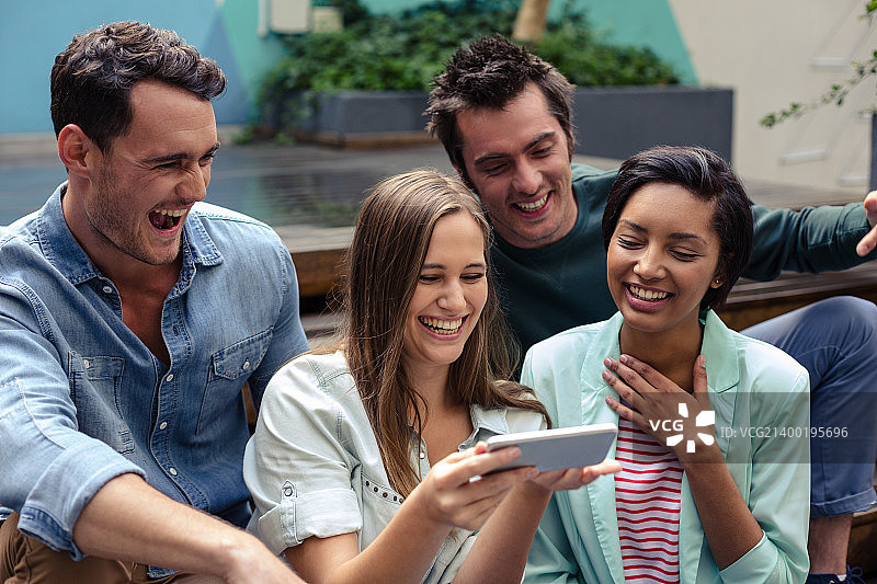 朋友们使用智能手机图片素材