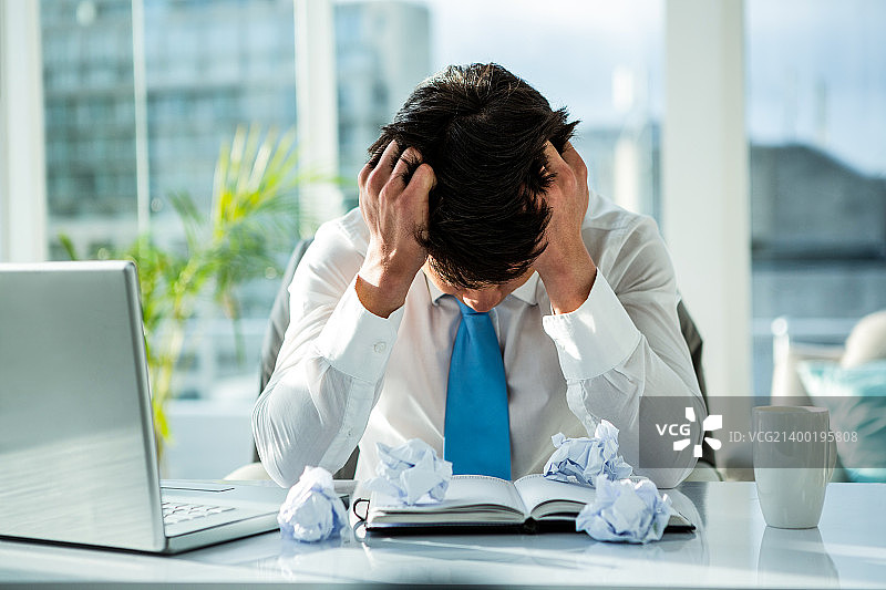 不知所措的亚洲商人图片素材