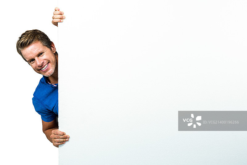 站在野猪后面的微笑男人图片素材