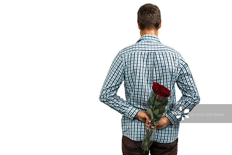 男子藏玫瑰花的背影图片素材