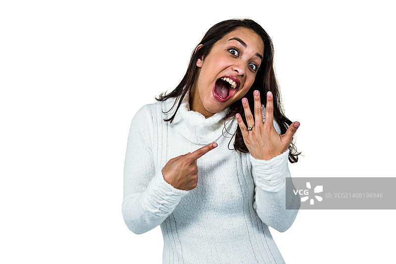 快乐的年轻女子展示铃铛图片素材