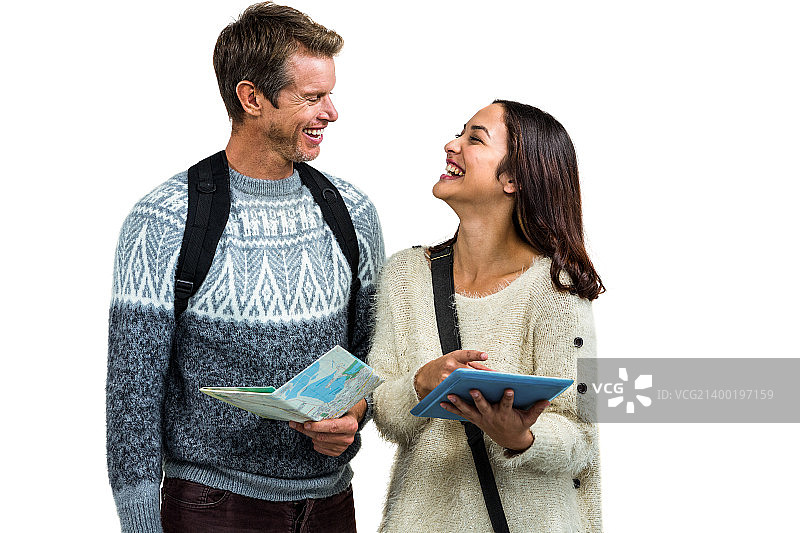 拿着地图和数码设备的幸福情侣图片素材