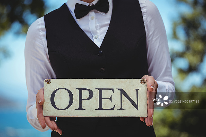 女服务员拿着营业中标志图片素材