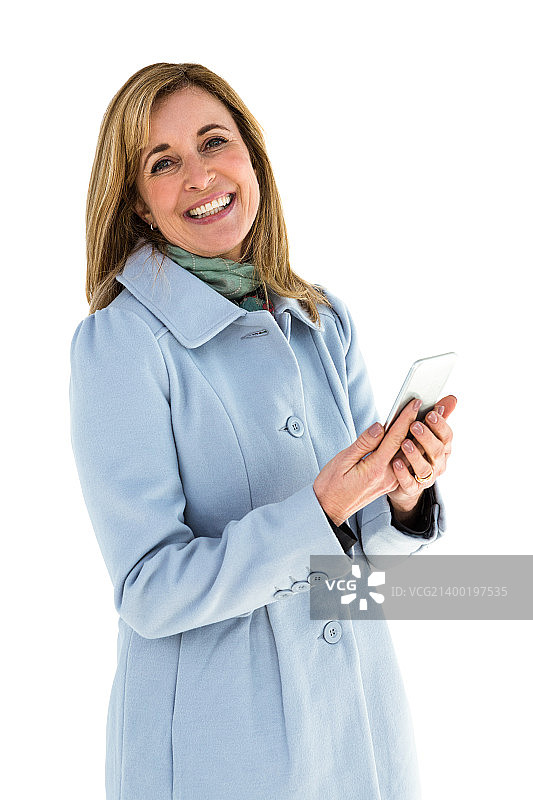 使用手机的微笑女人图片素材