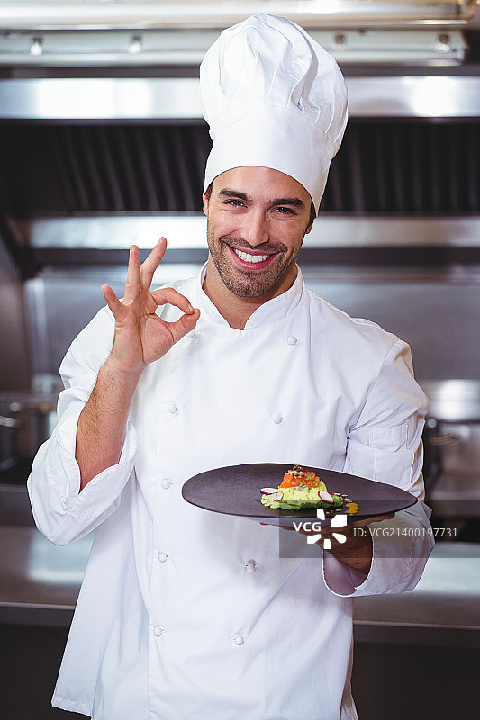 男人厨师拿着盘子图片素材