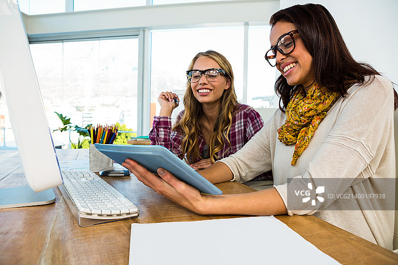 在办公室用电脑工作的两个女孩图片素材