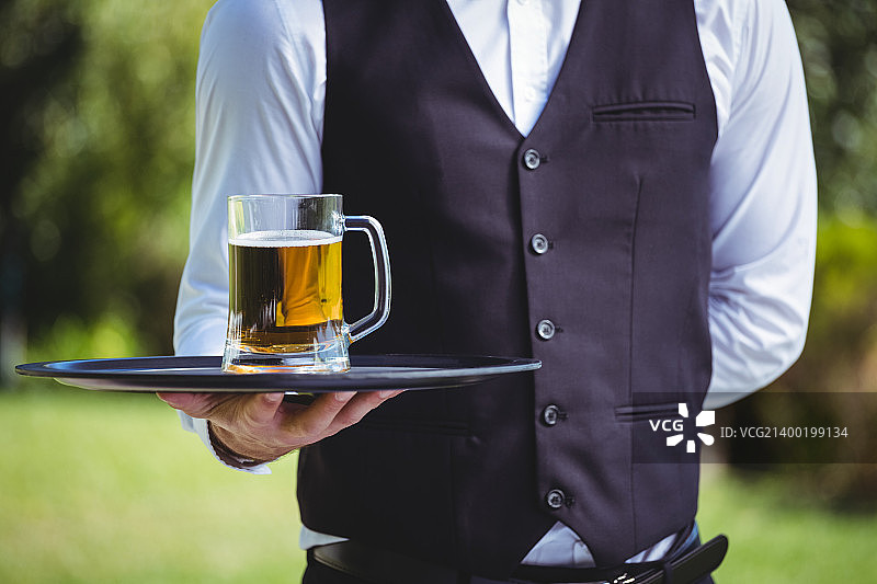 英俊的男服务员托着托盘图片素材