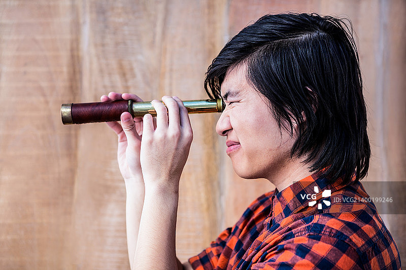 时尚人士正在用望远镜观察图片素材