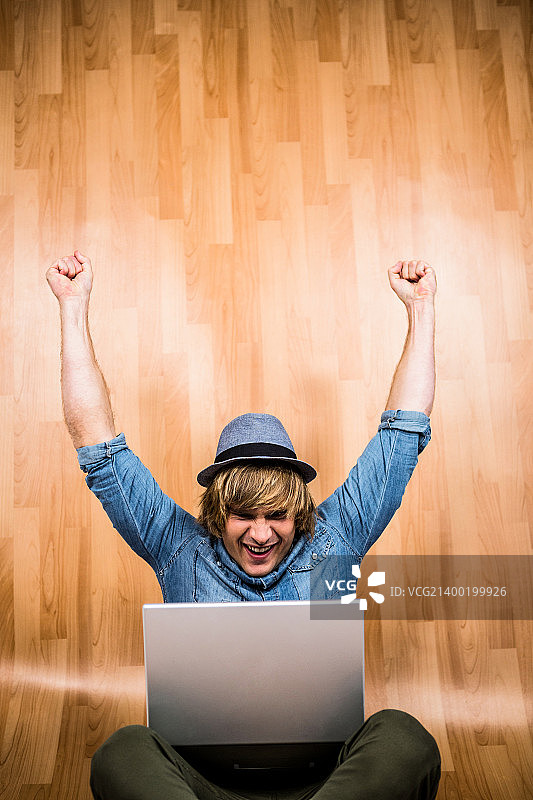 快乐的金发潮人在看图片素材