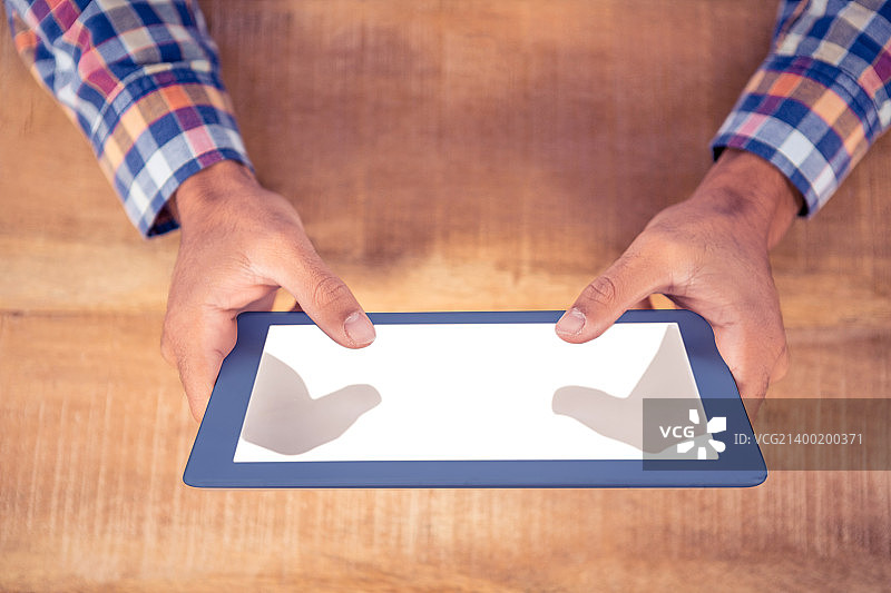 使用平板电脑的手部特写图片素材