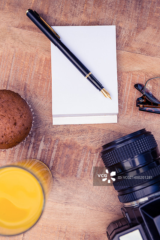 纸杯蛋糕、饮料与记事本图片素材