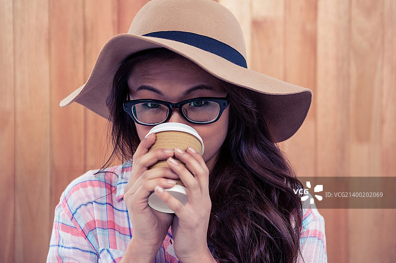 饮用一次性杯子的亚洲女性图片素材