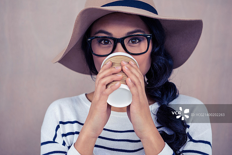 迷人的亚洲女性饮用图片素材