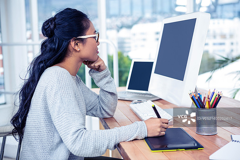 使用数码设备的微笑亚洲女性图片素材