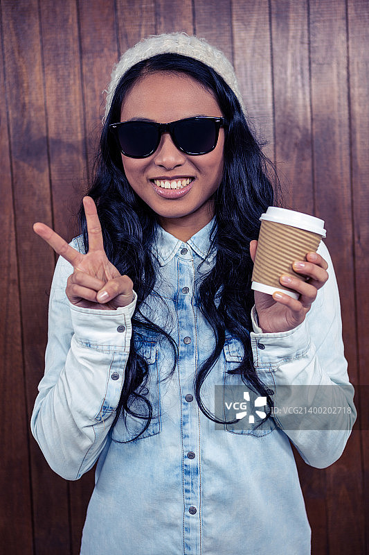 拿着一次性杯子的亚洲女性图片素材