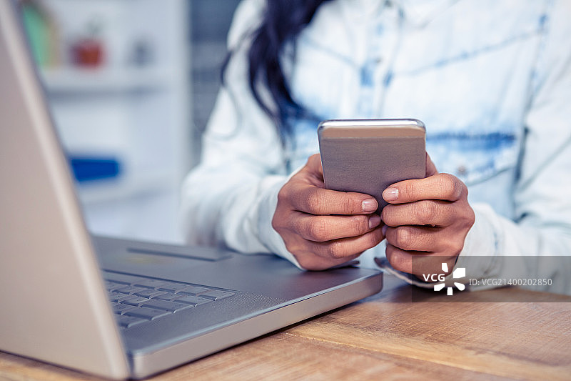 使用智能手机的女人特写图片素材